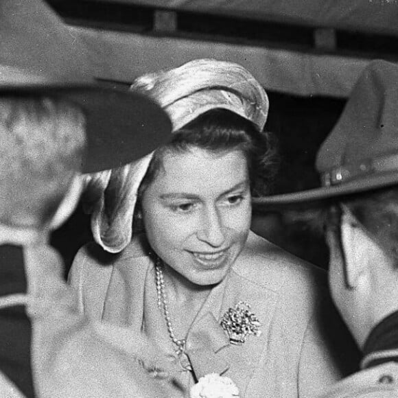 Archives - Rétrospective la reine Elisabeth II d'Angleterre - La princesse Elisabeth avec des boys scouts, en 1949 -