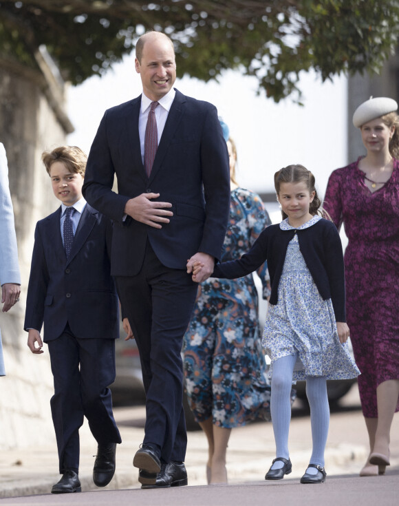 Le prince William, duc de Cambridge, le prince George de Cambridge, et la princesse Charlotte de Cambridge, arrivent à la chapelle Saint-Georges de Windsor pour assister à la messe de Pâques, le 17 avril 2022.
