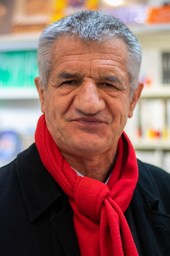Jean Lassalle, candidat aux élections présidentielles, dédicace son livre "La France Authentique" à la librairie Valentin à Paris, le 31 mars 2022.