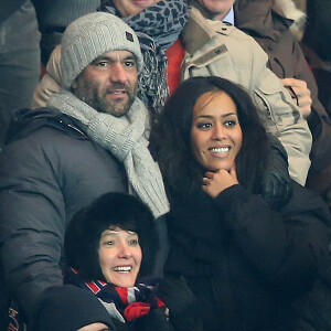 Exclusif - Amel Bent et son compagnon Patrick Antonelli assistent au match de Ligue des Champions Psg - Olympiakos Le Piree au Parc des Princes a Paris le 27 novembre 2013.