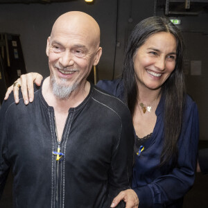 Exclusif - Florent Pagny et sa femme Azucena - Backstage de l'émission spéciale "Unis pour l'Ukraine" à la Maison de la Radio et de la Musique, diffusée en direct sur France 2 et présentée par Nagui et Leïla.Kaddour à Paris le 8 mars 2022.© Cyril Moreau / Jack Tribeca / Bestimage