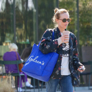 Vanessa Paradis fait du shopping à Los Angeles, le 13 avril 2022. 