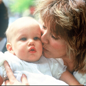 Archives : Mireille Darc lors du baptême de son filleule Jérémy, fils de François Valery et Nicole Calfan, en 1987