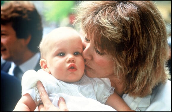 Archives : Mireille Darc lors du baptême de son filleule Jérémy, fils de François Valery et Nicole Calfan, en 1987