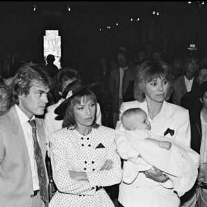 Archives : François Valery et Nicole Calfan avec Mireille Darc lros du baptême de leur fils Jeremy en 1987