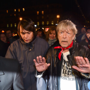 Renaud et Christophe Alévêque participent à un rassemblement en hommage aux victimes des attentats de Charlie Hebdo sur la place de la République à Paris, le 7 janvier 2016. © Lionel Urman/Bestimage