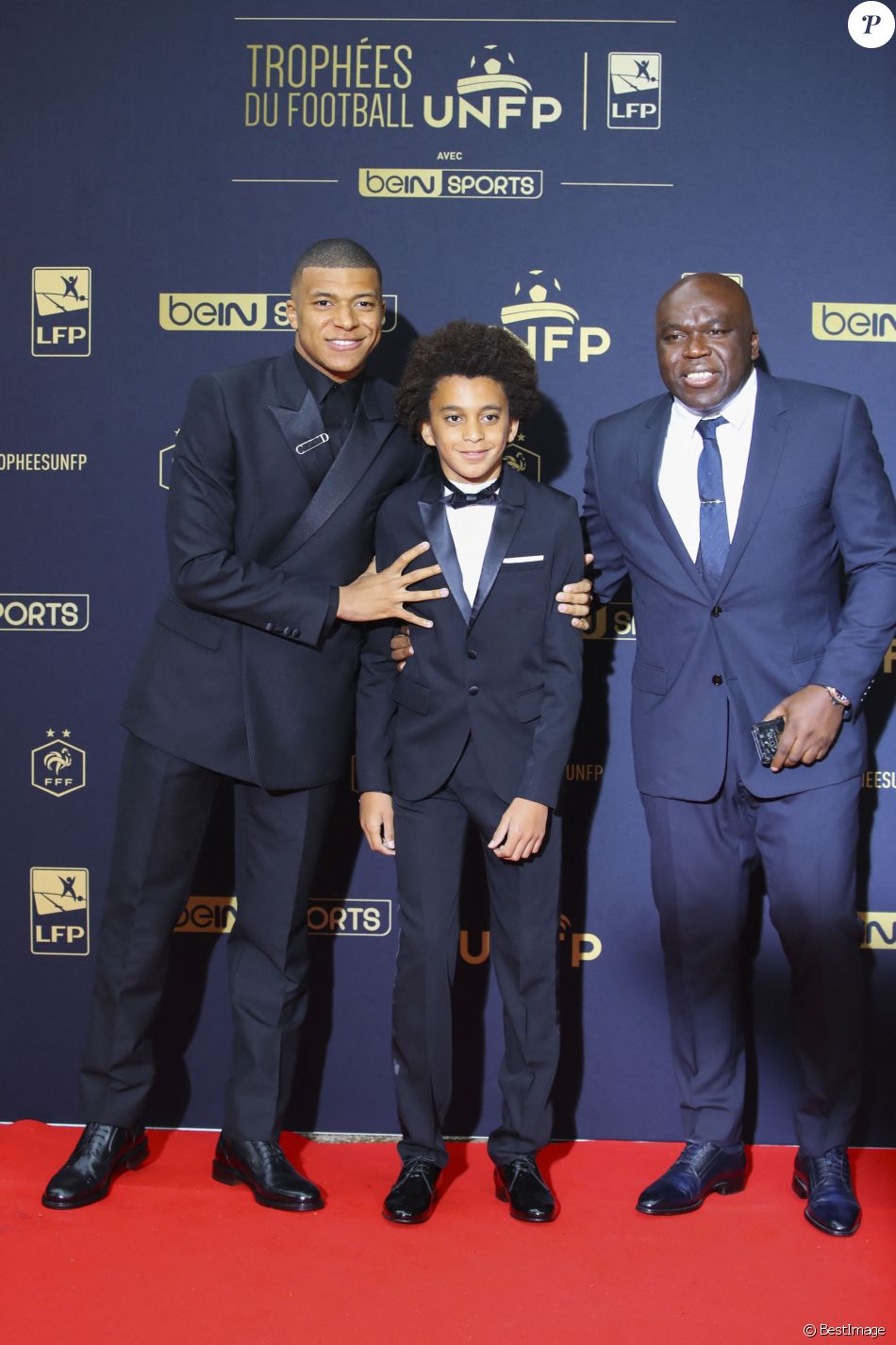 Kylian Mbappe avec son frère Ethan et son père Wilfried au photocall de ...