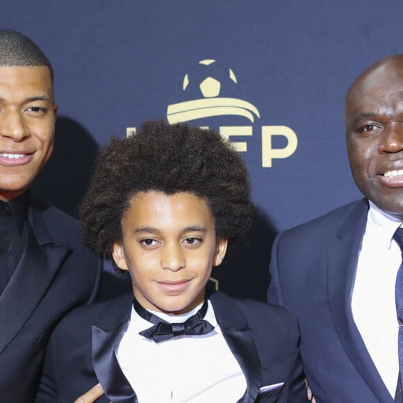 Kylian Mbappé avec son frère Ethan et son père Wilfried au photocall de la 28ème cérémonie des trophées UNFP (Union nationale des footballeurs professionnels) au Pavillon d'Armenonville à Paris, France, le 19 mai 2019.