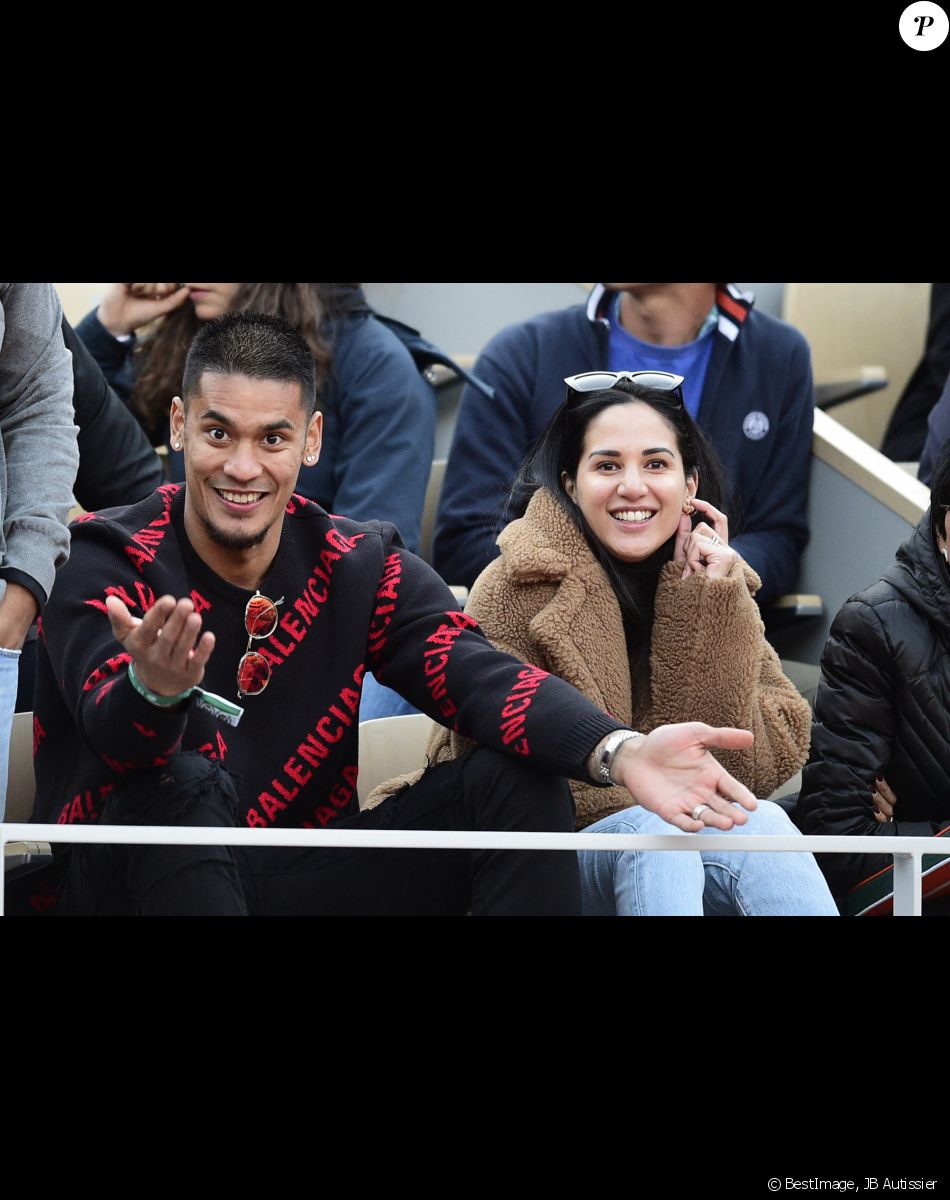 Alphonse Areola et sa femme Marrion Areola - People dans les tribunes lors des internationaux de France de tennis de Roland Garros 2019 à Paris le 28 mai 2019. © JB Autissier/Panoramic//Bestimage