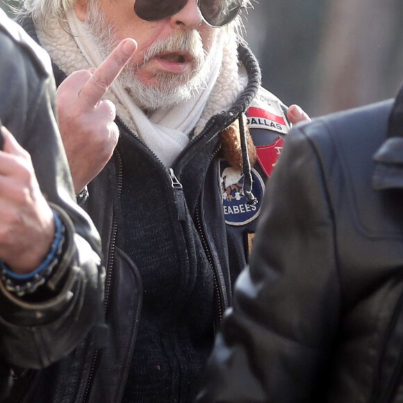 Le chanteur Renaud - Obsèques de Thierry Séchan frère du chanteur Renaud) au cimetière du Montparnasse à Paris le 16 janvier 2019. Après une cérémonie au temple protestant Port Royal, la famille de T. Séchan s'est retrouvée dans un immeuble avant de se rendre au cimetière du Montparnasse.