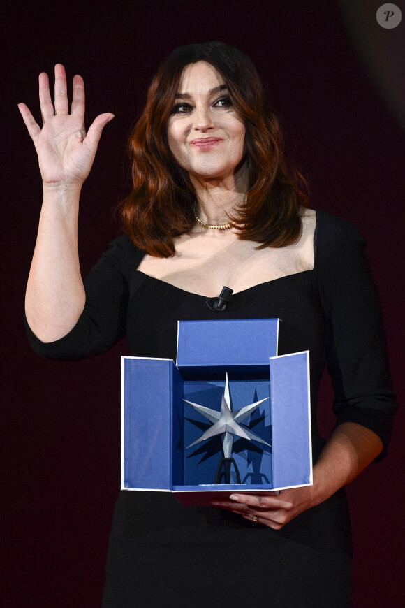 Monica Bellucci reçoit le prix "Stella Della Mole Award" lors du 39ème festival du film de Turin, le 30 novembre 2021. 