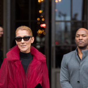 Céline Dion ( qui porte une manteau en tulle rouge transparent) et son ami Pepe Munoz à la sortie de l'hotel Crillon à Paris se rendent au théâtre Mogador le 27 Janvier 2019 
