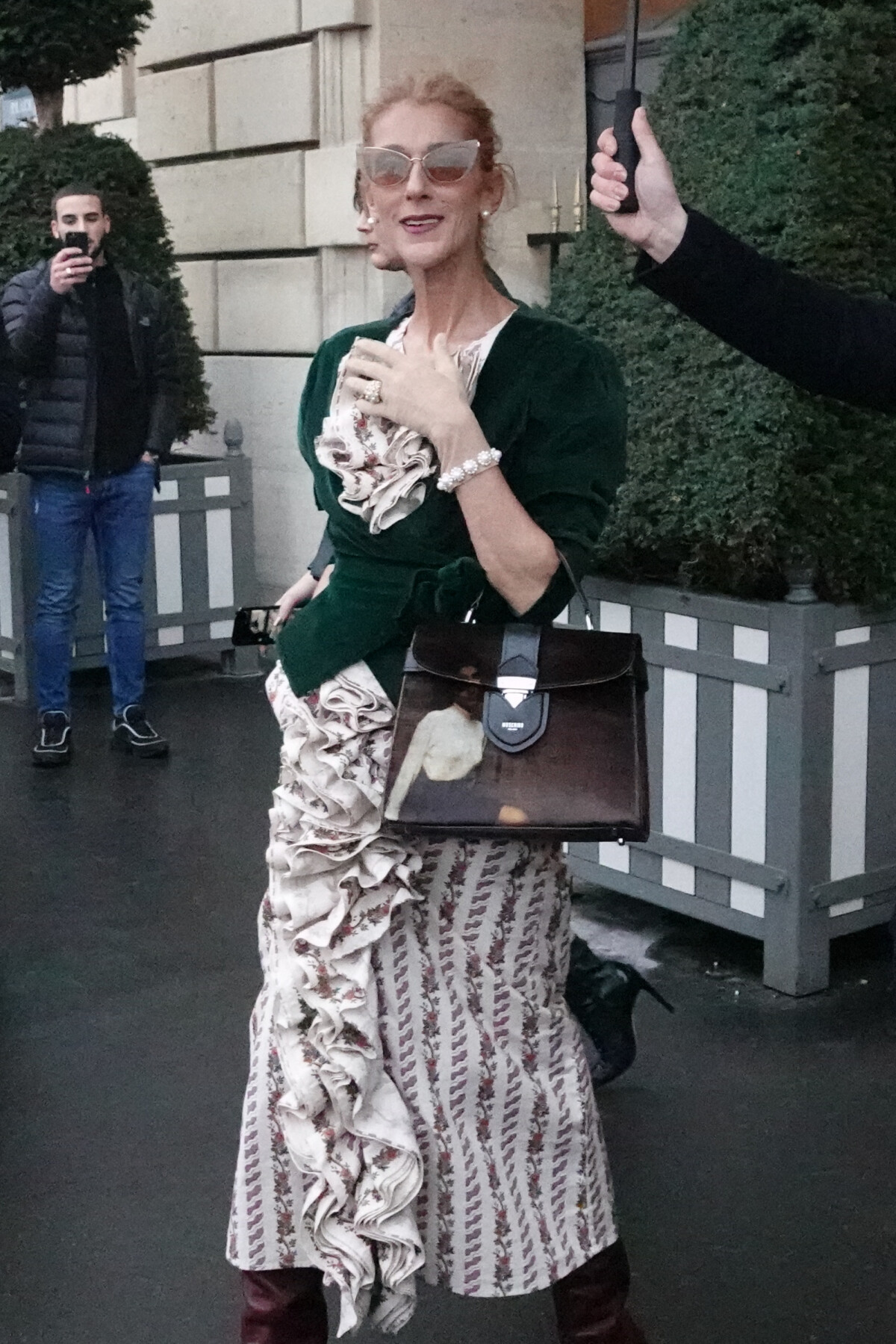 Vidéo : Celine Dion sort de l'hôtel de Crillon pour se rendre à un
