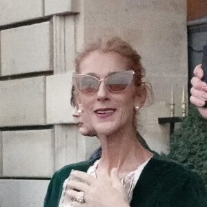 Celine Dion sort de l'hôtel de Crillon pour se rendre à un rendez-vous dans Paris le 25 janvier 2019. 