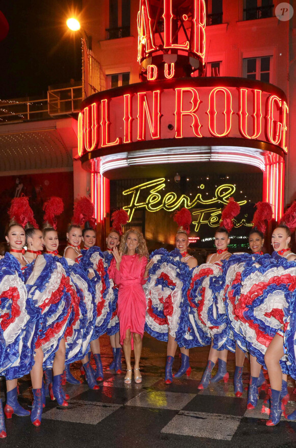 Semi-exclusif - Céline Dion pose avec la revue du Moulin Rouge devant le célèbre cabaret à Paris le 24 janvier 2019. 