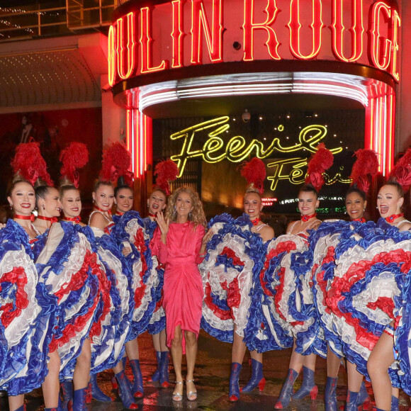 Semi-exclusif - Céline Dion pose avec la revue du Moulin Rouge devant le célèbre cabaret à Paris le 24 janvier 2019. 
