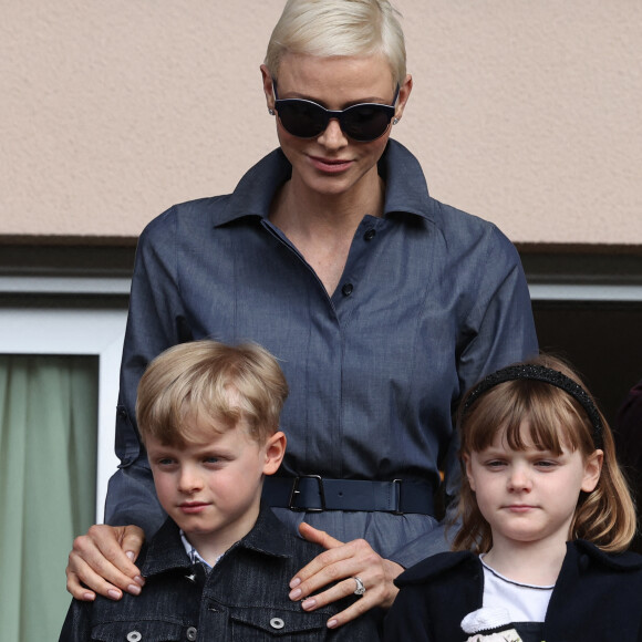 La princesse Charlène de Monaco et ses enfants le prince Jacques de Monaco et la princesse Gabriella de Monaco - Le prince Albert II de Monaco, la princesse Charlène de Monaco et leurs enfants le prince Jacques de Monaco et la princesse Gabriella de Monaco lors de l' édition 2022 du Tournoi Sainte Dévote de Rugby au Stade Louis II à Monaco le 7 mai 2022. © Claudia Albuquerque / Bestimage