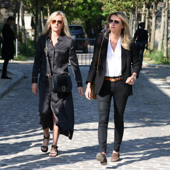 Marie Poniatowski et sa soeur Sarah Lavoine (Poniatowski) - Obsèques de la chanteuse Régine au Crematorium du cimetière du Père-Lachaise à Paris. Le 9 mai 2022 © Jacovides-Moreau / Bestimage 