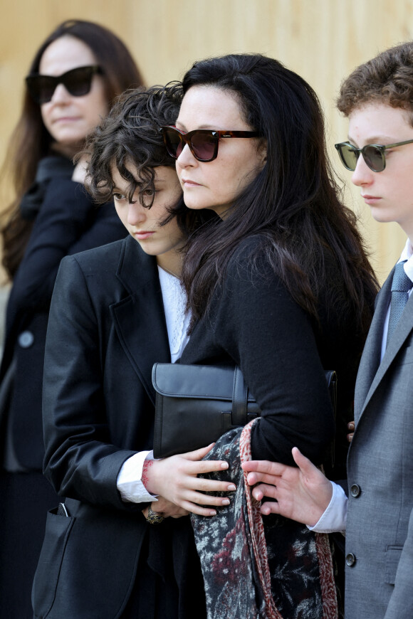 La famille de Régine - Obsèques de la chanteuse Régine au Crematorium du cimetière du Père-Lachaise à Paris. Le 9 mai 2022 © Jacovides-Moreau / Bestimage 