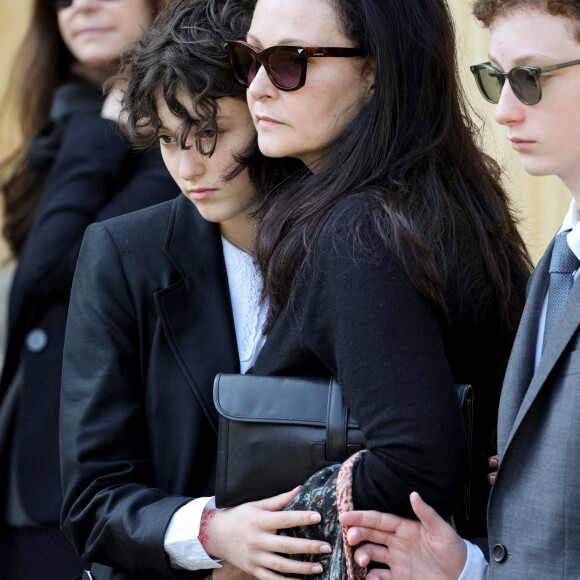 La famille de Régine - Obsèques de la chanteuse Régine au Crematorium du cimetière du Père-Lachaise à Paris. Le 9 mai 2022 © Jacovides-Moreau / Bestimage 