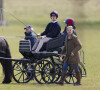 Lady Louise Mountbatten-Windsor fait un tour de calèche au château de Windsor sous les yeux de sa mère Sophie Rhys-Jones, comtesse de Wessex, le 9 avril 2022 