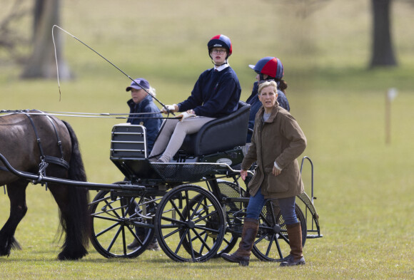 Lady Louise Mountbatten-Windsor fait un tour de calèche au château de Windsor sous les yeux de sa mère Sophie Rhys-Jones, comtesse de Wessex, le 9 avril 2022 