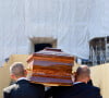 Illustration cercueil - Obsèques de la chanteuse Régine au Crematorium du cimetière du Père-Lachaise à Paris. © Jacovides-Moreau / Bestimage 