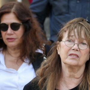 Jane Birkin et Olivier Gluzman - Sorties des obsèques de la chanteuse Régine au Crematorium du cimetière du Père-Lachaise à Paris. Le 9 mai 2022 © Jacovides-Moreau / Bestimage 