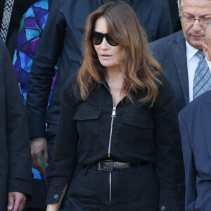 Carla Bruni-Sarkozy - Sorties des obsèques de la chanteuse Régine au Crematorium du cimetière du Père-Lachaise à Paris. Le 9 mai 2022 © Jacovides-Moreau / Bestimage 