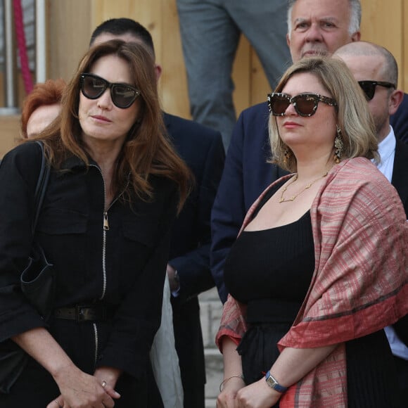 Carla Bruni-Sarkozy, Daphné Rotcajg (Rotcage) (Petite-fille de Régine), et la famille - Obsèques de la chanteuse Régine au Crematorium du cimetière du Père-Lachaise à Paris. Le 9 mai 2022 © Jacovides-Moreau / Bestimage 