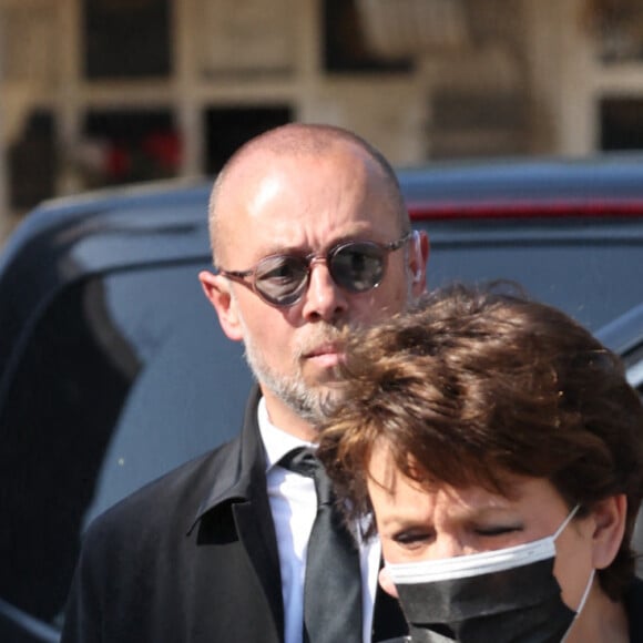 Roselyne Bachelot Narquin - Obsèques de la chanteuse Régine au Crematorium du cimetière du Père-Lachaise à Paris. Le 9 mai 2022 © Jacovides-Moreau / Bestimage 