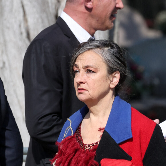 Catherine Ringer - Obsèques de la chanteuse Régine au Crematorium du cimetière du Père-Lachaise à Paris. Le 9 mai 2022 © Jacovides-Moreau / Bestimage 