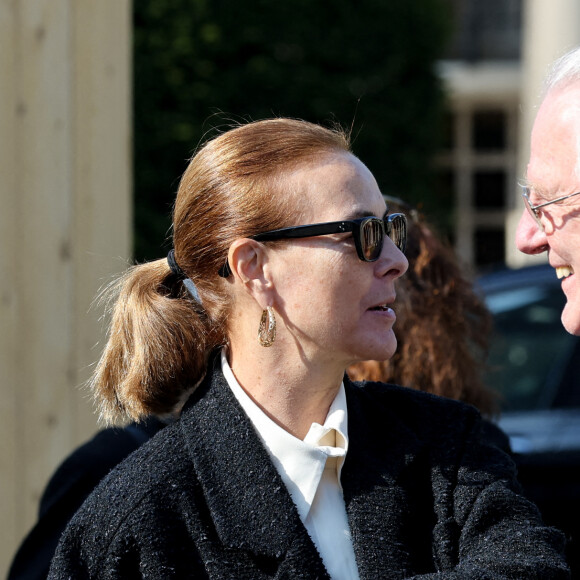 Carole Bouquet et Éric de Rothschild - Obsèques de la chanteuse Régine au Crematorium du cimetière du Père-Lachaise à Paris. Le 9 mai 2022 © Jacovides-Moreau / Bestimage 