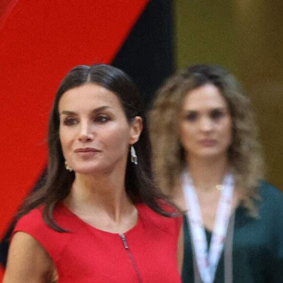 La reine Letizia d'Espagne assiste à la table ronde sur le thème "Avantages compétitifs du tournage en Espagne" à l'auditorium "ICEX" à Madrid, le 9 mai 2022. 