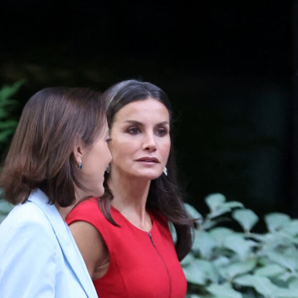 La reine Letizia d'Espagne assiste à la table ronde sur le thème "Avantages compétitifs du tournage en Espagne" à l'auditorium "ICEX" à Madrid, le 9 mai 2022. 