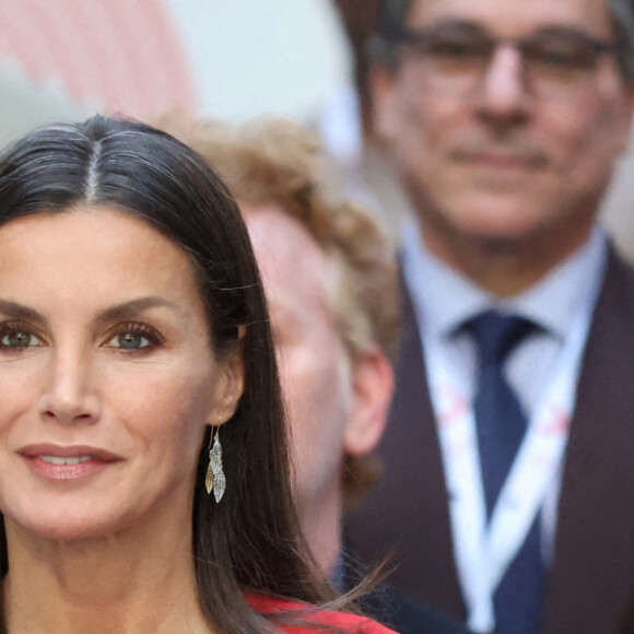 La reine Letizia d'Espagne assiste à la table ronde sur le thème "Avantages compétitifs du tournage en Espagne" à l'auditorium "ICEX" à Madrid, le 9 mai 2022. 
