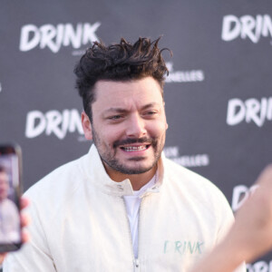 Exclusif - Kev Adams - Soirée de lancement de la gamme de boissons "Drink Waters" au restaurant Créatures sur le rooftop des Galeries Lafayette à Paris le 9 mai 2022. © Clovis-Bellak/Bestimage 