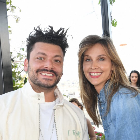 Exclusif - Kev Adams, Ophélie Meunier - Soirée de lancement de la gamme de boissons "Drink Waters" au restaurant Créatures sur le rooftop des Galeries Lafayette à Paris le 9 mai 2022. © Clovis-Bellak/Bestimage 