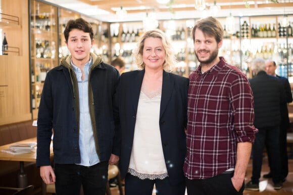 Luana Belmondo avec ses fils Giacomo et Alessandro - Luana Belmondo lors du lancement de son livre "Italia mia Luana cuisine Rome" et de l'annonce de la diffusion de la série d'émissions sur la chaîne TV My Cuisine, au restaurant l'Osteria del Vino du marché spacieux Eataly Paris Marais à Paris le 7 novembre 2019. © Tiziano Da Silva - Pierre Perusseau/Bestimage 