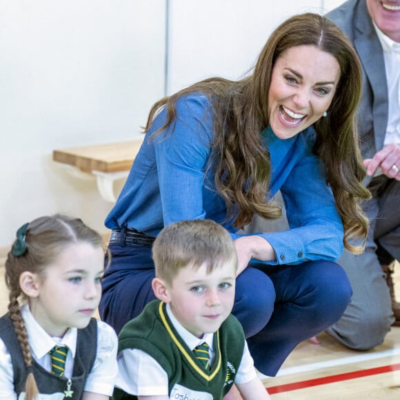 Catherine (Kate) Middleton, duchesse de Cambridge, lors d'une visite à l'école primaire St. John's, à Port Glasgow, Royaume Uni, le 11 mai 2022, pour participer à une session Roots of Empathy. 