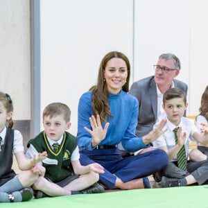 Catherine (Kate) Middleton, duchesse de Cambridge, lors d'une visite à l'école primaire St. John's, à Port Glasgow, Royaume Uni, le 11 mai 2022, pour participer à une session Roots of Empathy. 