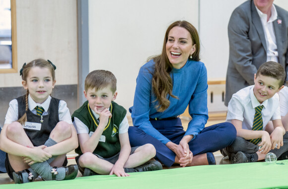 Catherine (Kate) Middleton, duchesse de Cambridge, lors d'une visite à l'école primaire St. John's, à Port Glasgow, Royaume Uni, le 11 mai 2022, pour participer à une session Roots of Empathy. 