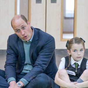 Le prince William, duc de Cambridge, et Catherine (Kate) Middleton, duchesse de Cambridge, lors d'une visite à l'école primaire St. John's, à Port Glasgow, Royaume Uni, le 11 mai 2022, pour participer à une session Roots of Empathy. 