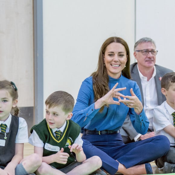 Catherine (Kate) Middleton, duchesse de Cambridge, lors d'une visite à l'école primaire St. John's, à Port Glasgow, Royaume Uni, le 11 mai 2022, pour participer à une session Roots of Empathy.