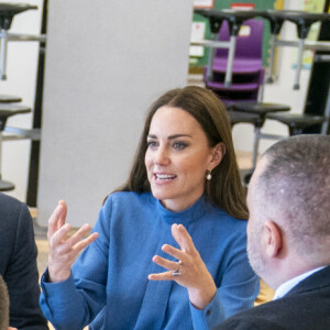 Le prince William, duc de Cambridge, et Catherine (Kate) Middleton, duchesse de Cambridge, lors d'une visite à l'école primaire St. John's, à Port Glasgow, Royaume Uni, le 11 mai 2022, pour participer à une session Roots of Empathy. 