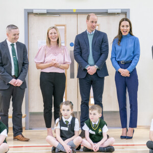 Le prince William, duc de Cambridge, et Catherine (Kate) Middleton, duchesse de Cambridge, lors d'une visite à l'école primaire St. John's, à Port Glasgow, Royaume Uni, le 11 mai 2022, pour participer à une session Roots of Empathy. 