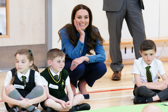 Catherine (Kate) Middleton, duchesse de Cambridge, lors d'une visite à l'école primaire St. John's, à Port Glasgow, Royaume Uni, le 11 mai 2022, pour participer à une session Roots of Empathy. 