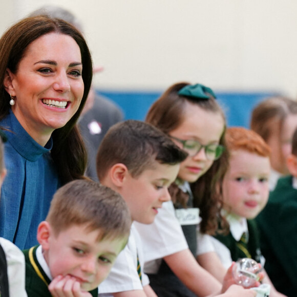 Catherine (Kate) Middleton, duchesse de Cambridge, lors d'une visite à l'école primaire St. John's, à Port Glasgow, Royaume Uni, le 11 mai 2022, pour participer à une session Roots of Empathy. 