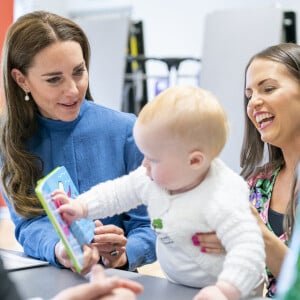 Catherine (Kate) Middleton, duchesse de Cambridge, lors d'une visite à l'école primaire St. John's, à Port Glasgow, Royaume Uni, le 11 mai 2022, pour participer à une session Roots of Empathy. 