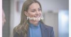 Kate Middleton : Sous le charme d'un bébé en Ecosse, elle recycle une tenue culte !